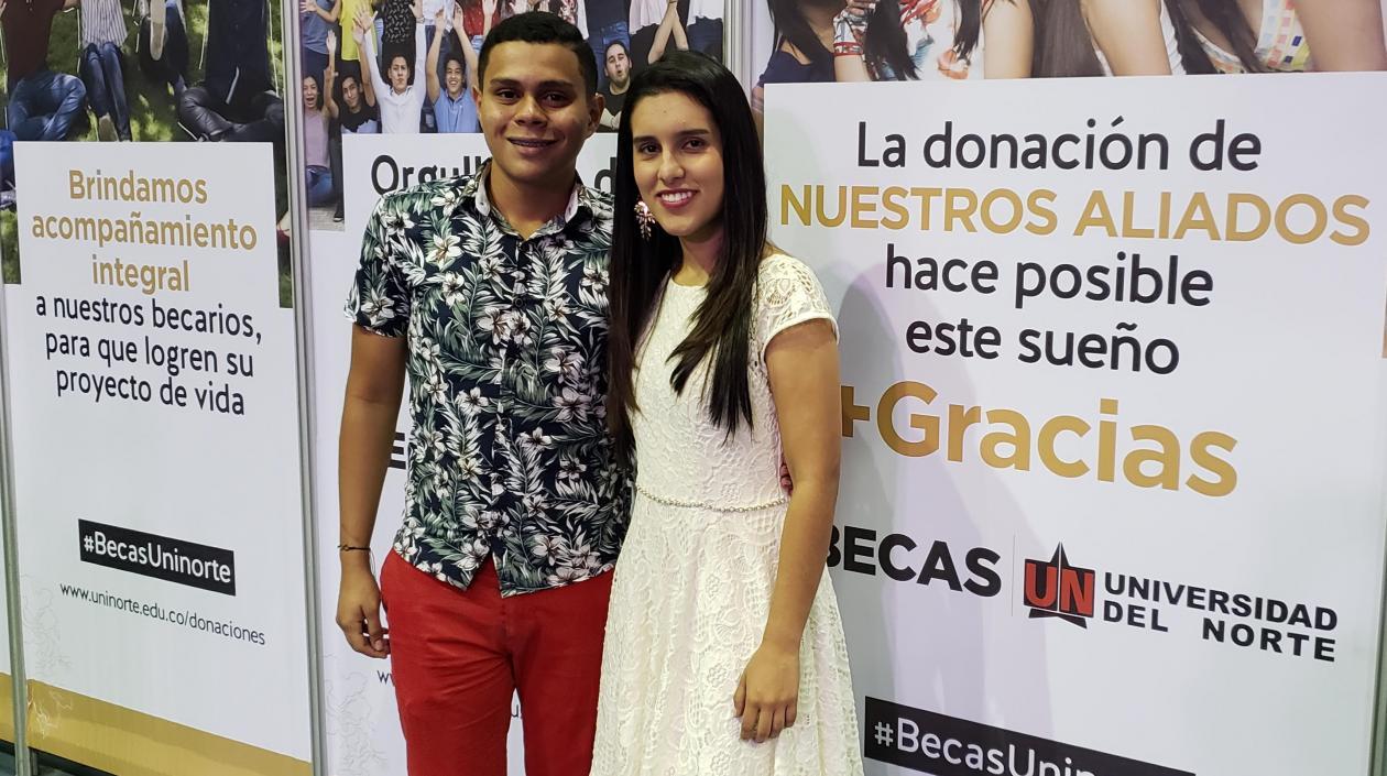 Carlos Iván Ardila, becario de Ingeniería Mecánica, y Valentina Cotrino, becaria de Ingeniería Industrial, apoyados por Expreso Brasilia.