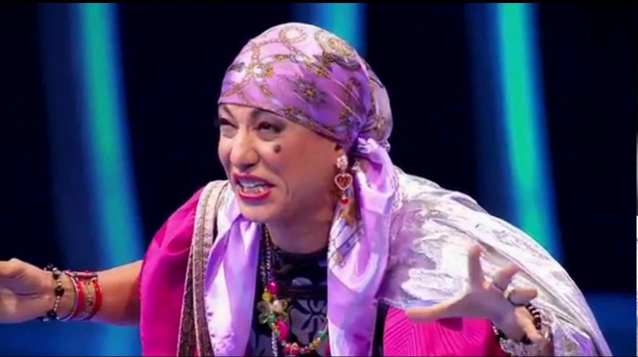 El humorista Gustavo Villanueva personificando a la 'Bruja Dioselina'.