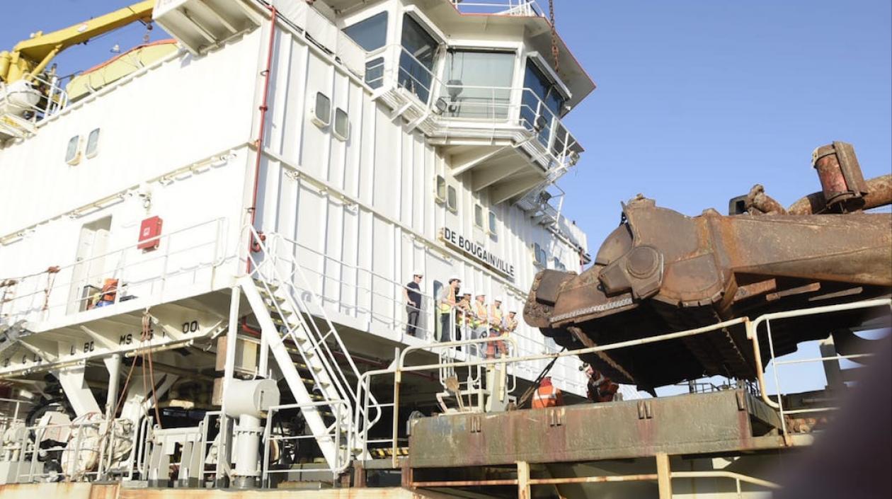 Actualmente la draga De Bougainville realiza el mantenimiento del canal navegable.