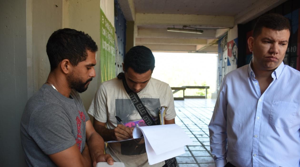 Estudiantes firmaron el acta de entrega de las instalaciones.