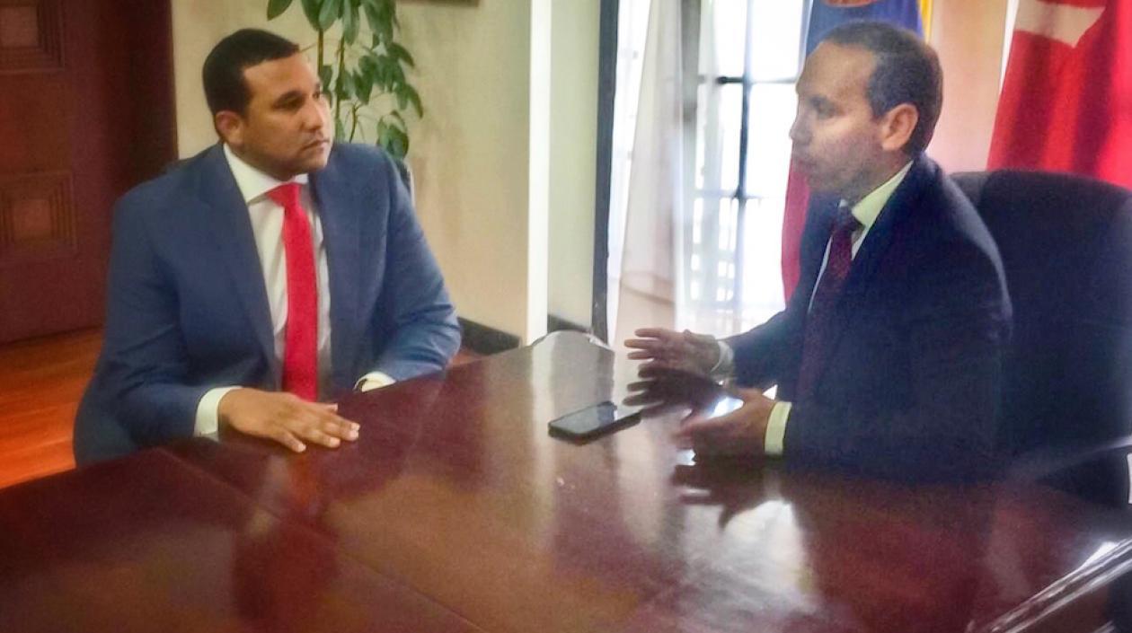 El Concejal Oscar David Galán, entregando la solicitud del aval.