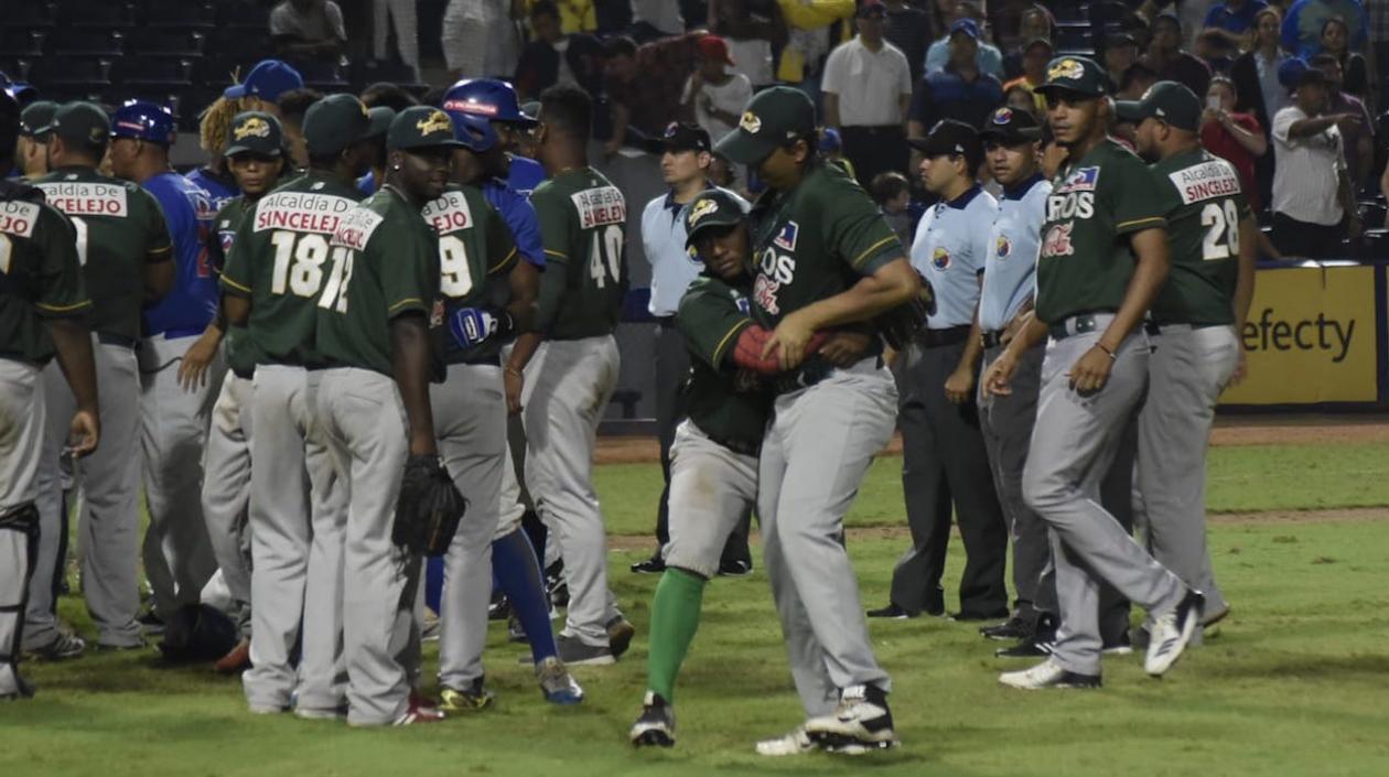 Jugadores de Toros celebrando.