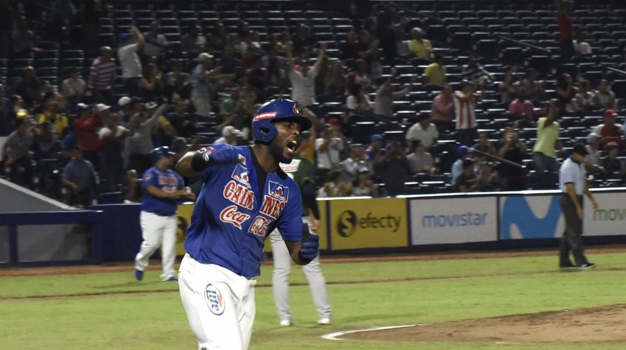 Audy Ciriaco celebra el Home Run que significó las primeras 3 carreras para Caimanes.