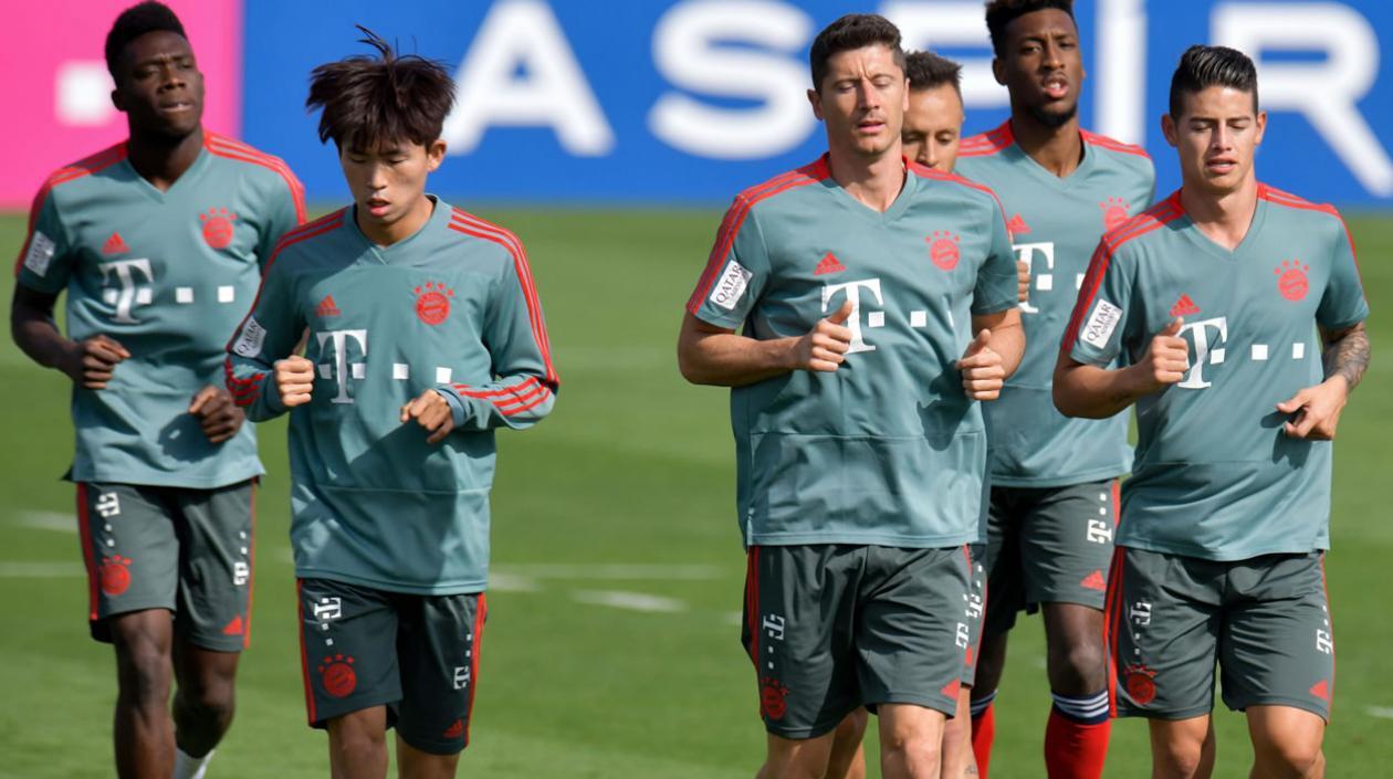 El centrocampista colombiano James Rodríguez (d) calienta durante el último entrenamiento de pretemporada del equipo