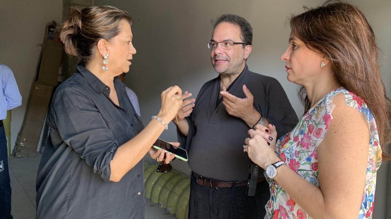 Carla Celia, el museográfo Marcello Dantas y la Primera Dama Katia Nule.