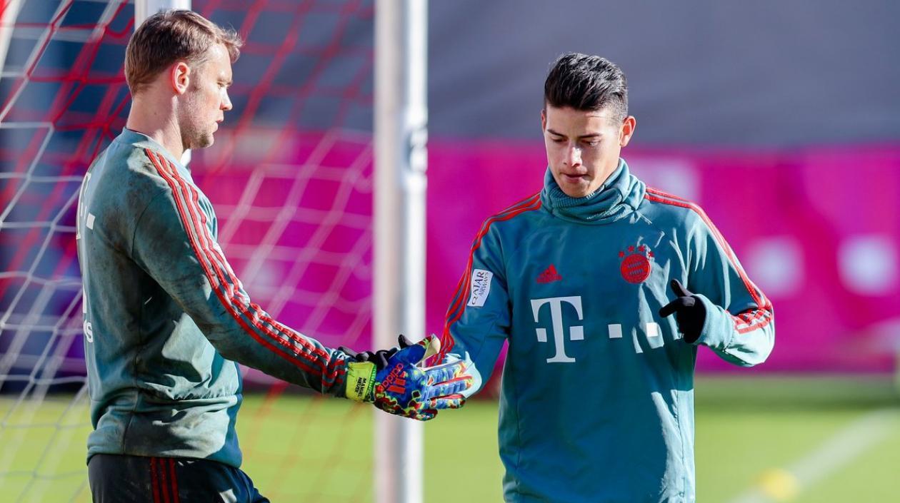 Manuel Neuer se saluda con James Rodríguez. 