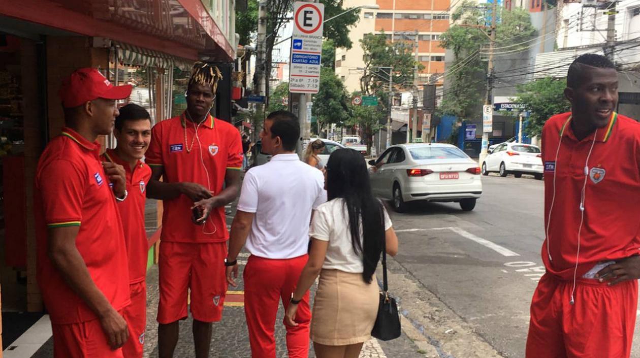 Titanes pasean por las calles de Sao Paulo. 