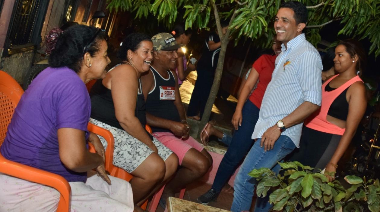 El precandidato a la Gobernación del Atlántico, Pedro Lemus con los habitantes de Suan.