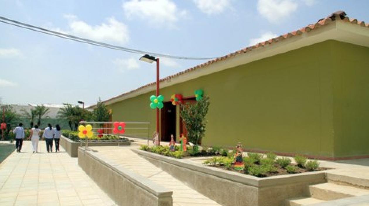  El megacolegio Santa María fue construido e inaugurado por la Administración Distrital en el 2009 .