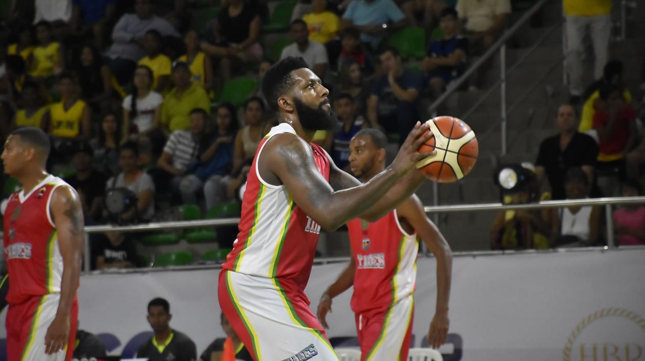 Michael Sneed, basquetbolista de los Titanes. 