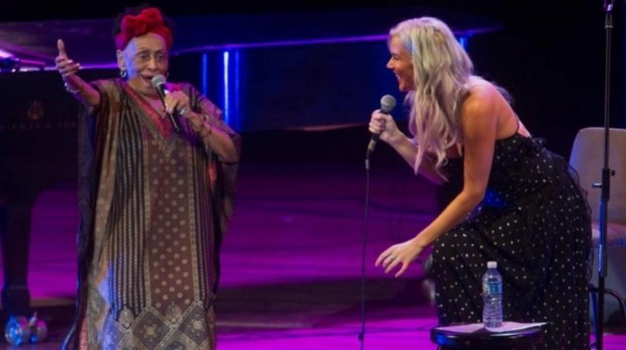 La cantante de soul y R&B Joss Stone y la intérprete cubana Omara Portuondo 