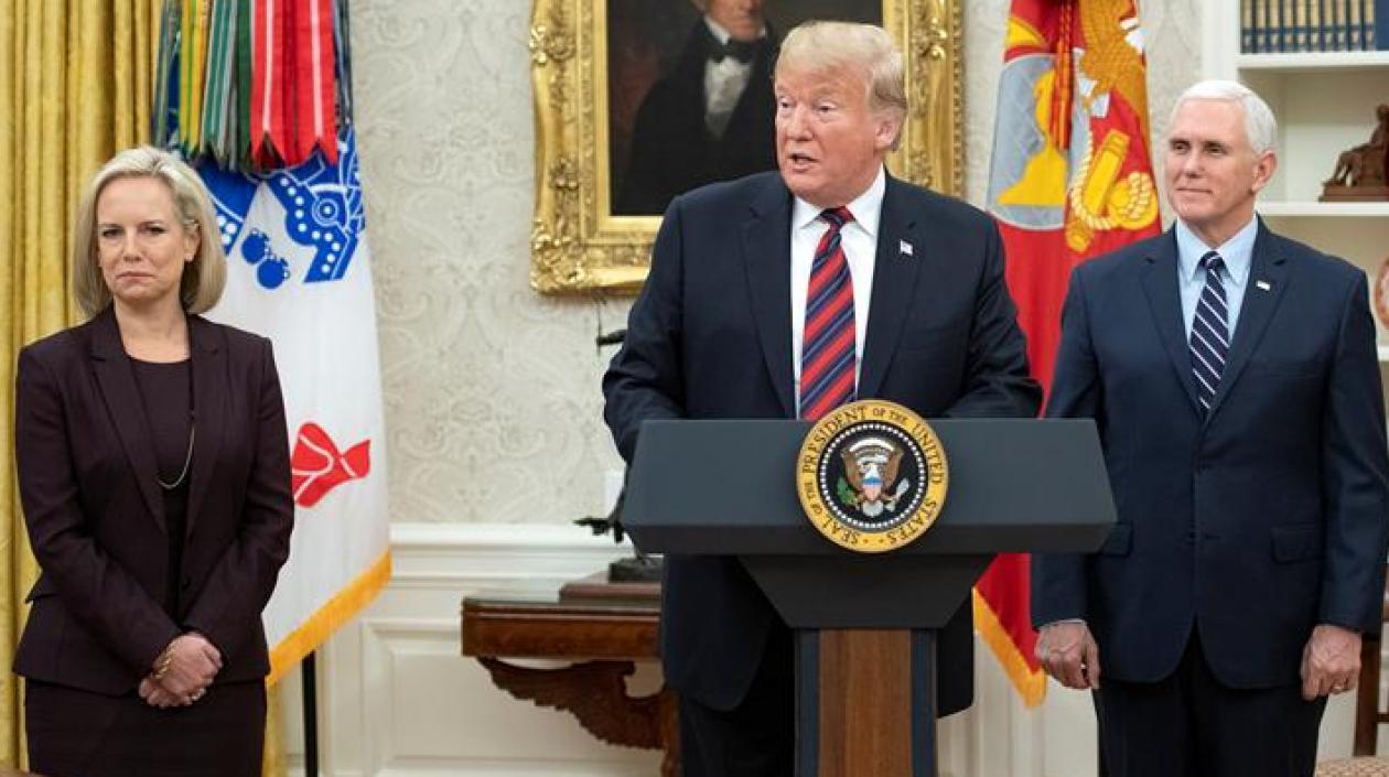 El Presidente Donald J. Trump en la Oficina Oval de la Casa Blanca en Washington, con la Secretaría Kirstjen Nielsen y el Vicepresidente Mike Pence.