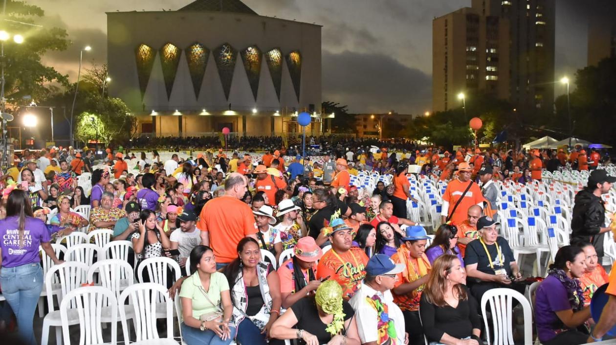A la Plaza de la Paz están llegando cientos de barranquilleros para gozarse la Lectura del Bando