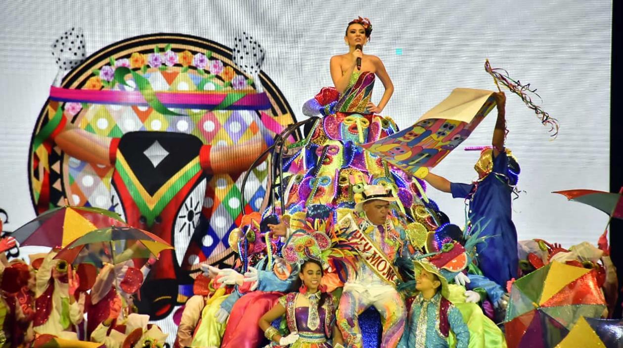 La Reina del Carnaval Carolina Segebre dando lectura a su Bando.