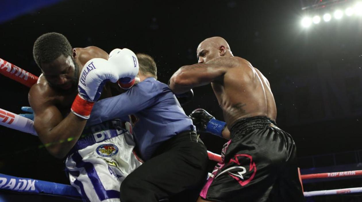 Momento en el que el colombiano Rivas noquea a Bryant Jennings.