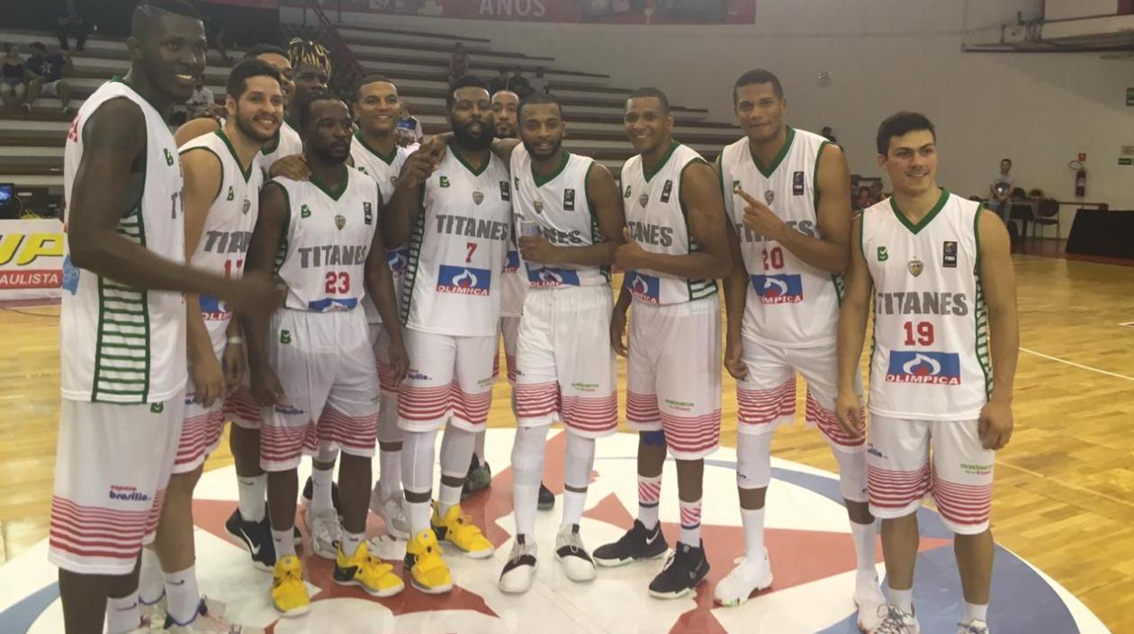 Jugadores de Titanes celebraron tras el juego contra Atenas.