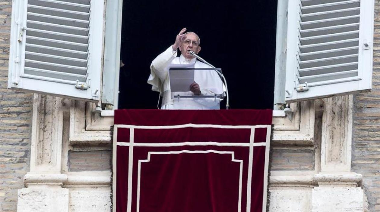 Papa Francisco durante el Ángelus en la plaza de San Pedro.