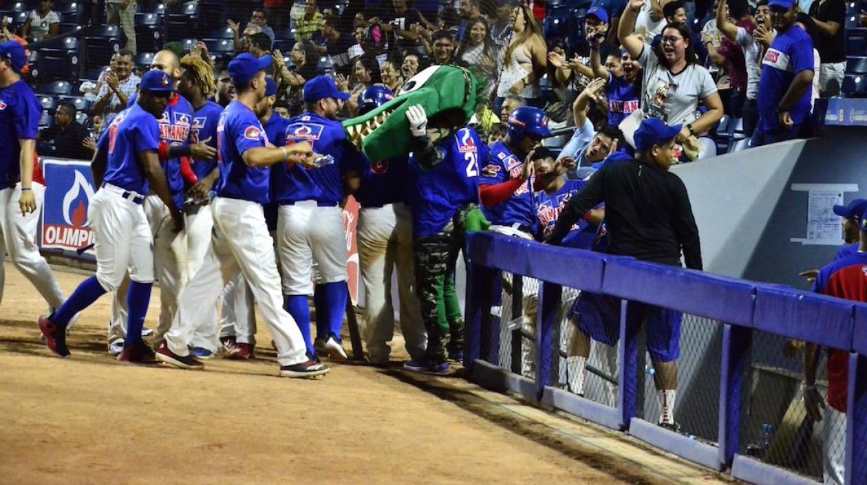 Peloteros de Caimanes celebrando al final del partido.