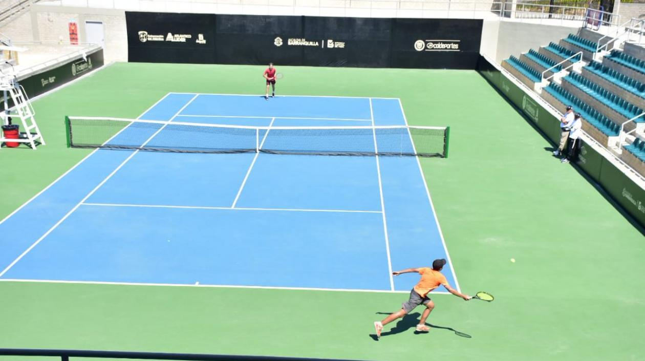 Acción de un partido en el Parque de Raquetas María Fernanda Herazo. 