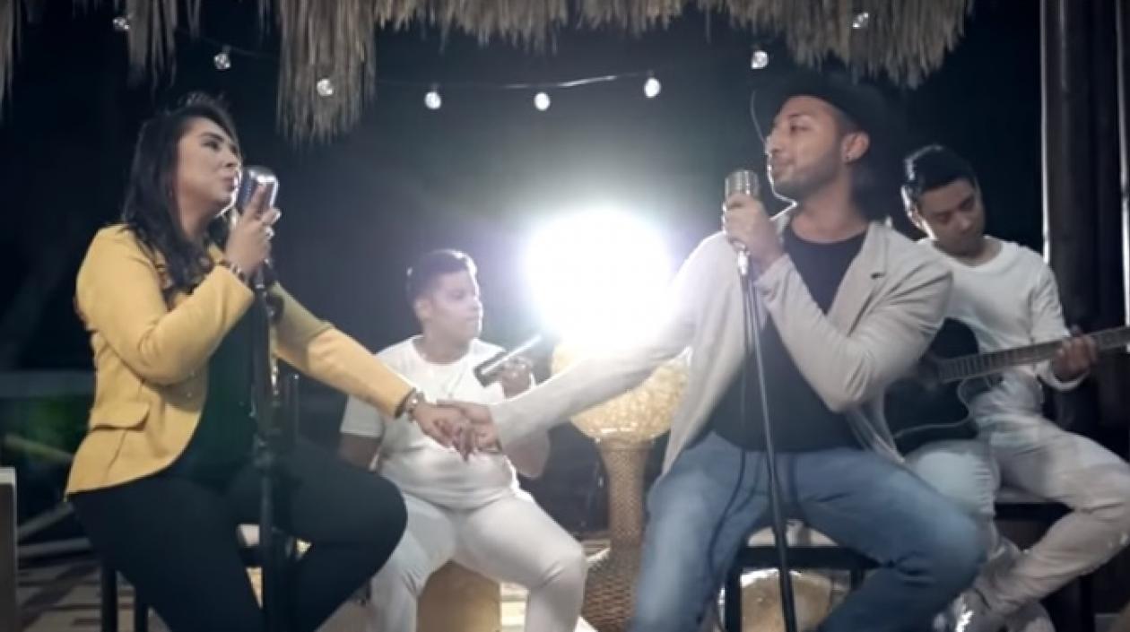 Los cantantes Dora Rueda y Alex Teherán.