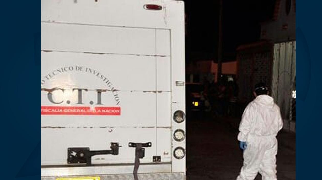 El CTI de la Fiscalía realiza el levantamiento del cadáver.