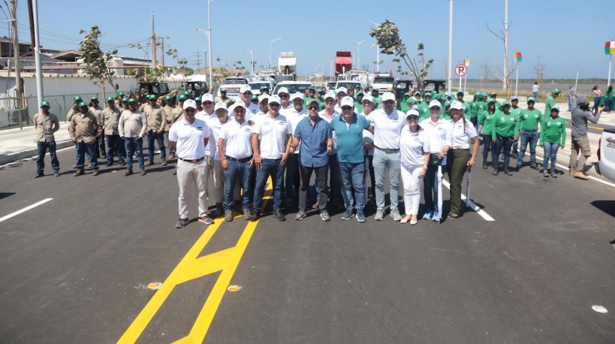 El Alcalde Alejandro Char con el equipo de trabajo.