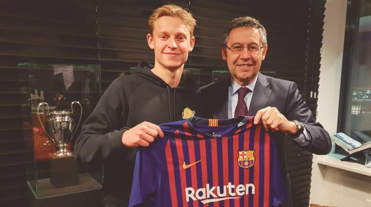 Frenkie de Jong y el presidente de Barcelona, Josep Maria Bartomeu.