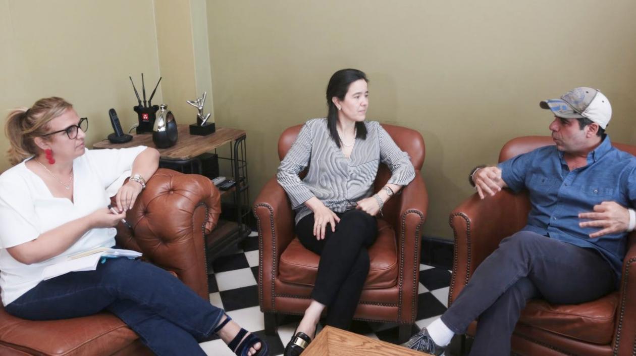 La secretaria distrital de Educación, Bibiana Rincón; la ministra de las TIC, Sylvia Constaín Rengifo, y el Alcalde Alejandro Char.