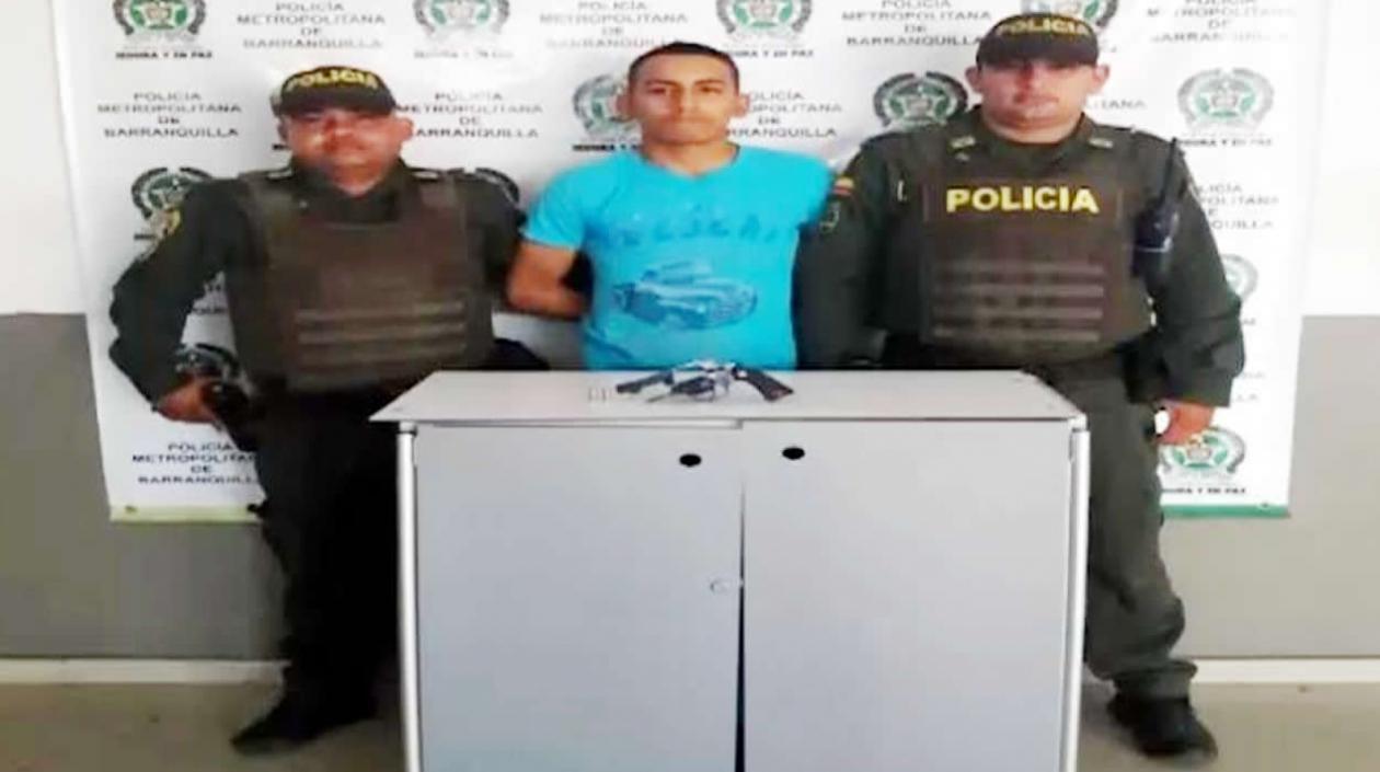 El capturado con revólver.