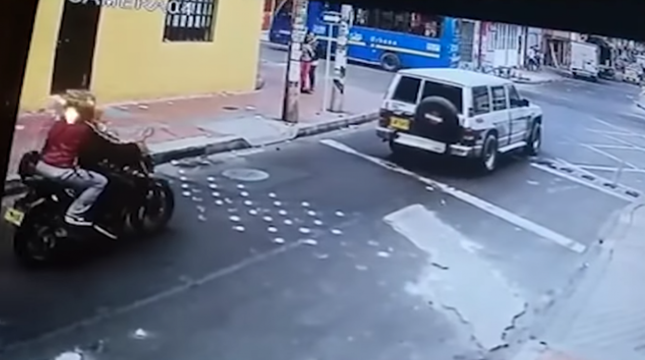 La motocicleta que fue captada cerca al carro bomba.