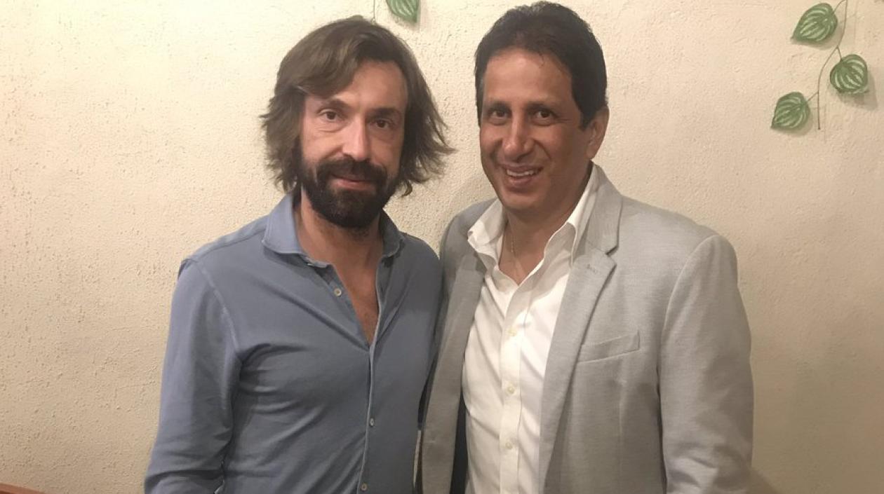 Andrea Pirlo al lado de uno de los dirigentes del Barcelona de Ecuador.