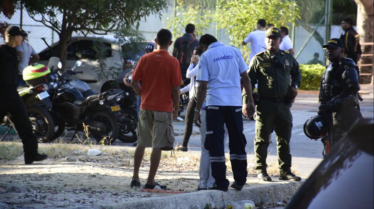 El panorama que se vivía a las afueras de la Estación de Policía de San José.
