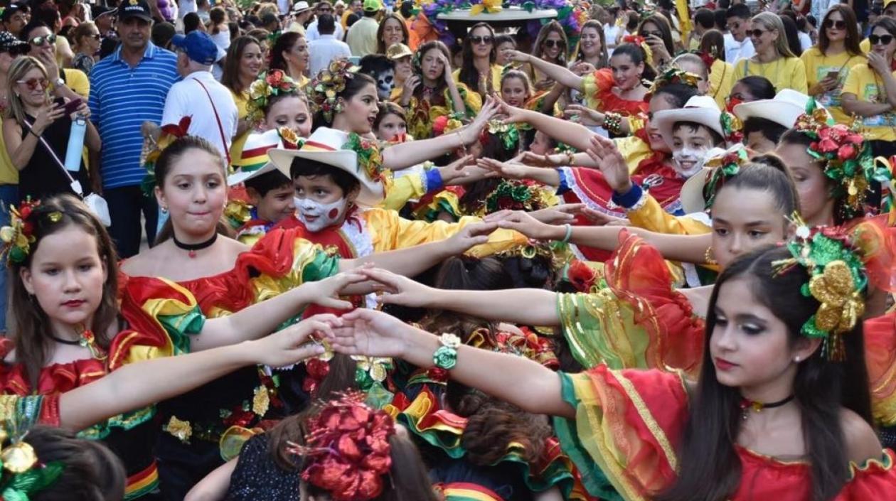 Niños danzantes del Garabatico del Country Club.