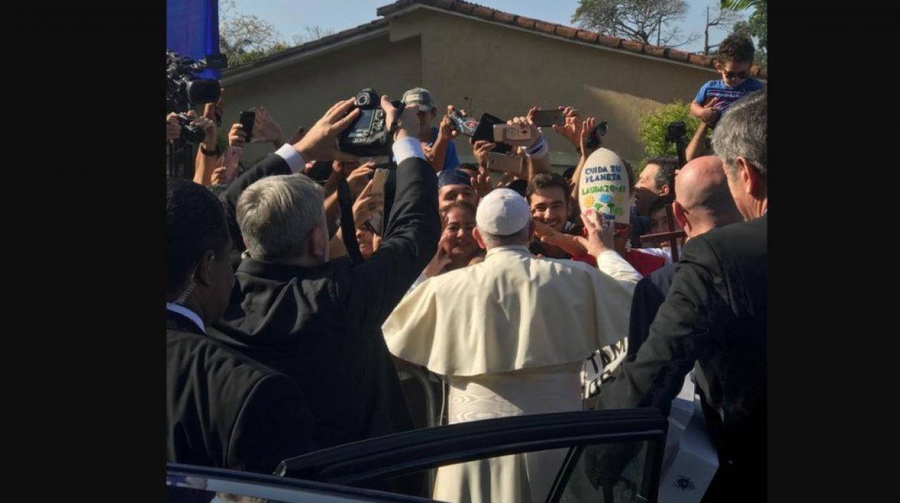 Momentos en que el Papa Francisco le canta cumpleaños feliz a una adulta mayor.