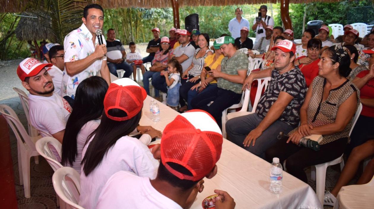 El precandidato Pedro Lemus, con las comunidades de Juan de Acosta.