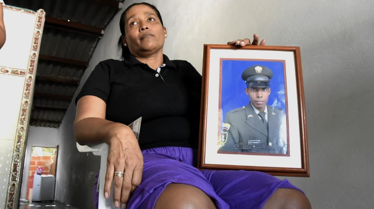 Candelaria sostiene la foto de su hijo Yosimar.