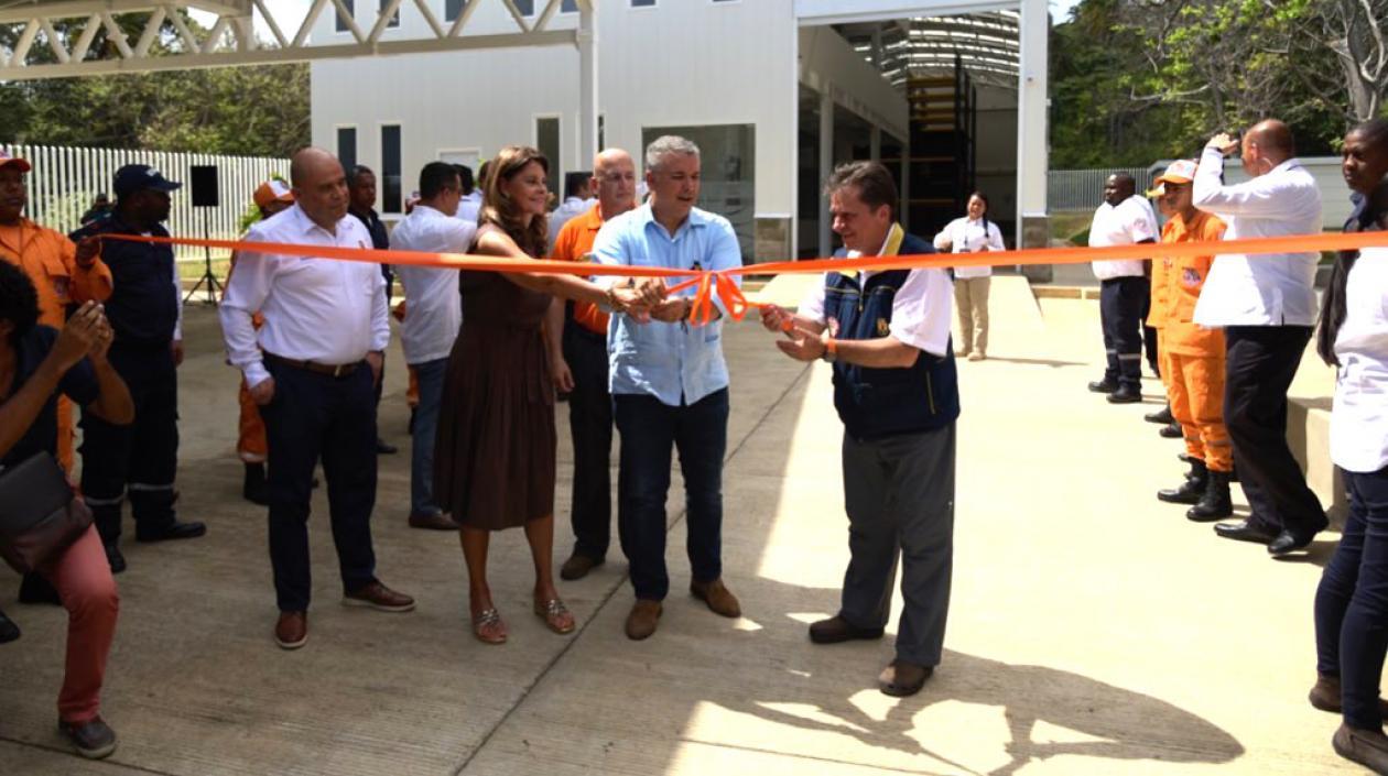 El Presidente Iván Duque durante la entrega de los equipos.
