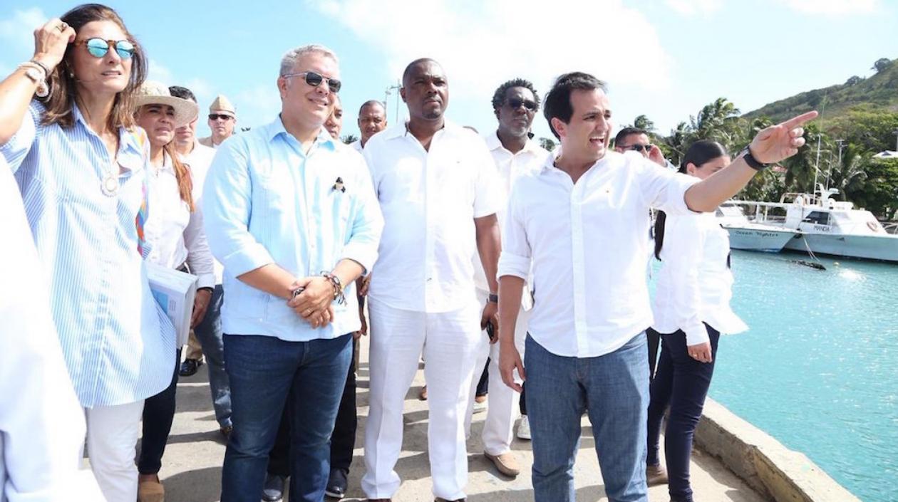 El Presidente Iván Duque, la Ministra de Transporte Ángela María Orozco y el Director de Invías Juan Esteban Gil, en el muelle de Providencia.