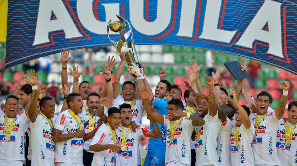 Sebastián Viera y Teófilo Gutiérrez levantan el trofeo de la Superliga. 