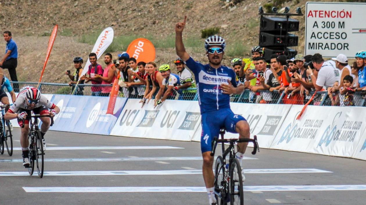 Julian Alaphilippe vence en la meta, tras un largo ataque. 
