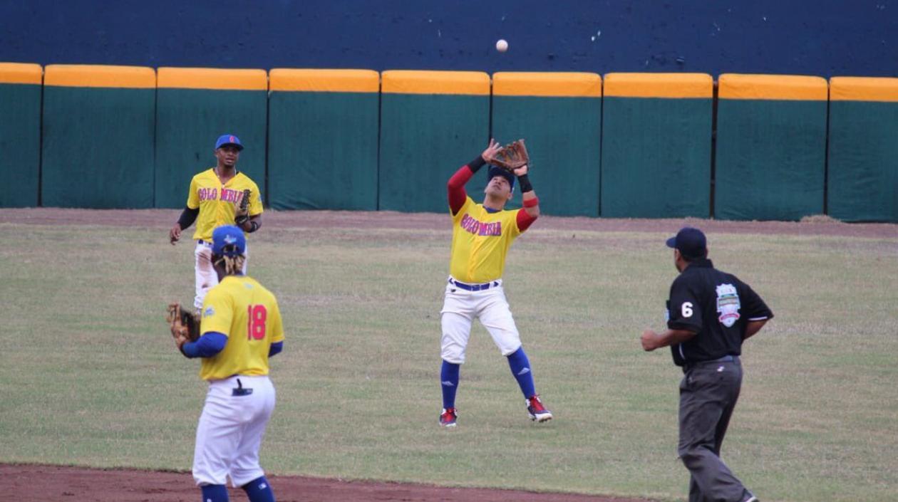 Acción del juego de Caimanes de Colombia ante Tobis de México. 