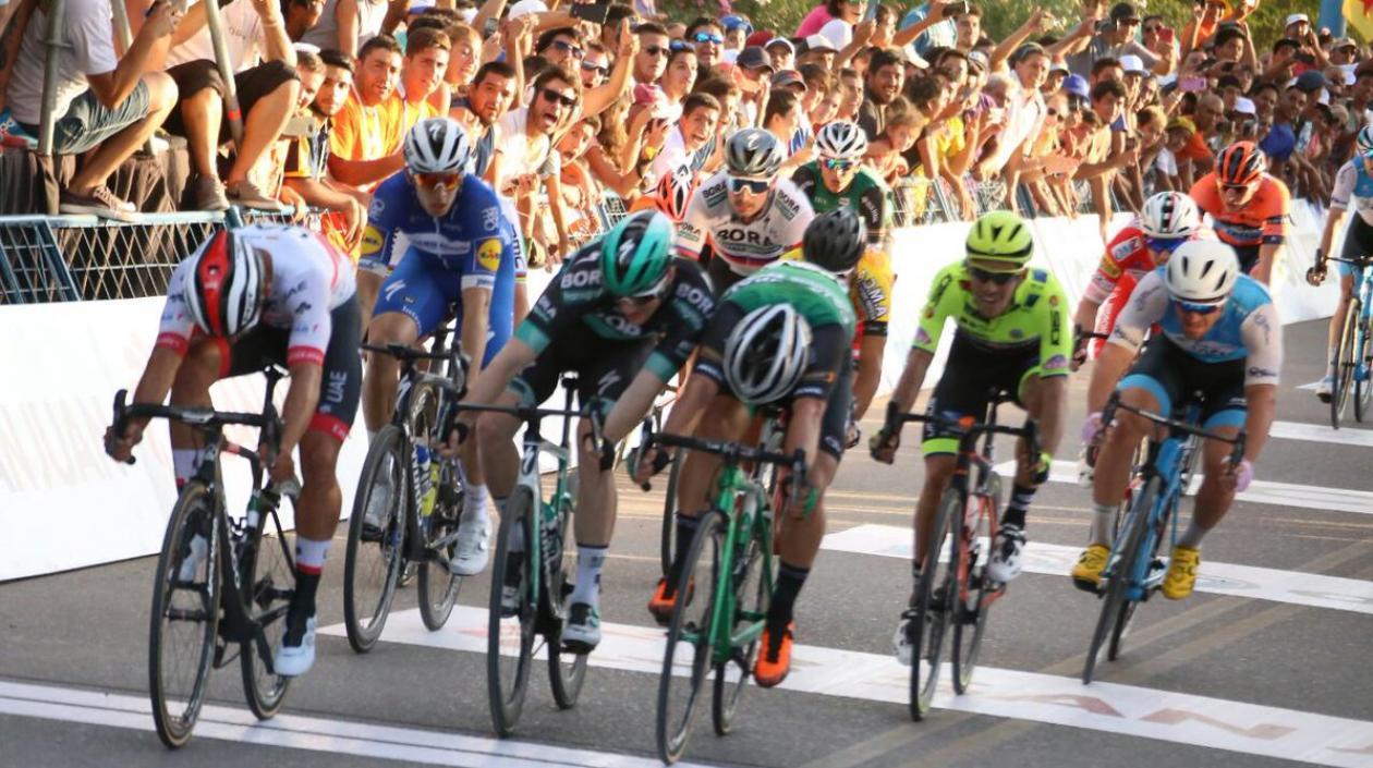 Fernando Gaviria cruza primero la línea de meta. 