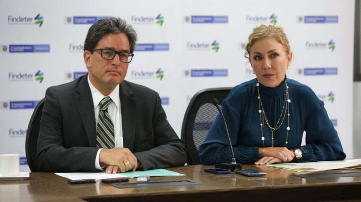 El Ministro de Hacienda, Alberto Carrasquilla, y la presidenta de Findeter, Sandra Gómez Arias.