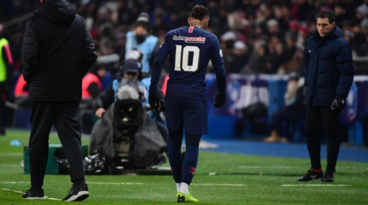Neymar saliendo lesionado en el anterior partido del PSG. 