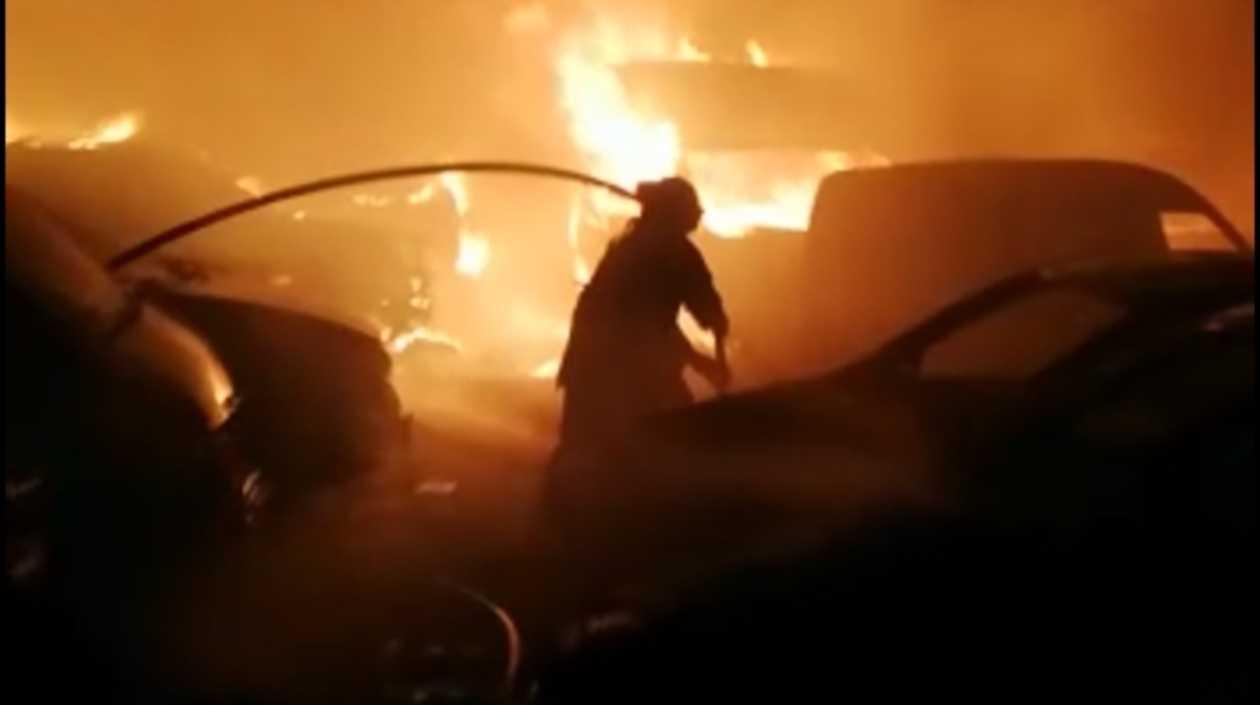 Unidades del Cuerpo de Bomberos combatiendo el incendio.