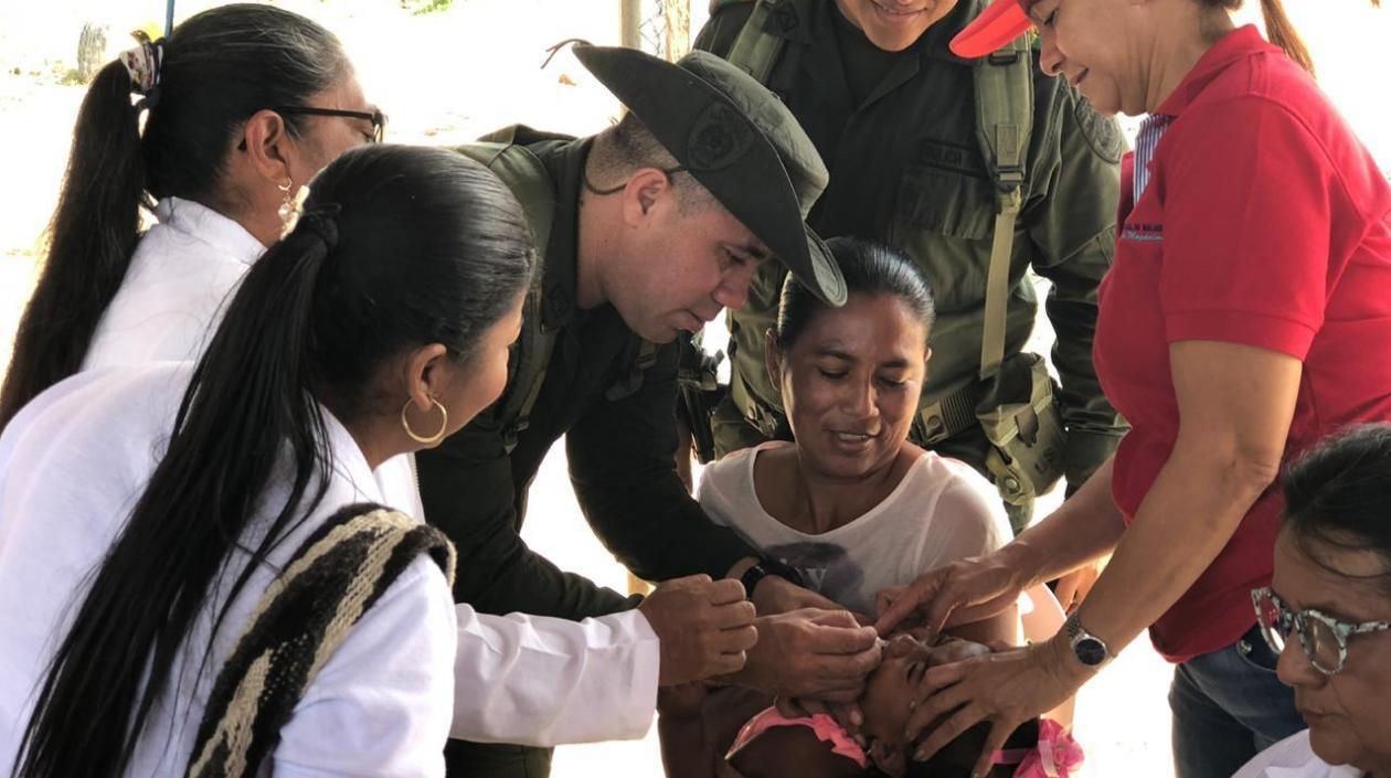 Jornada de vacunación liderada por la Policía Antinarcóticos.