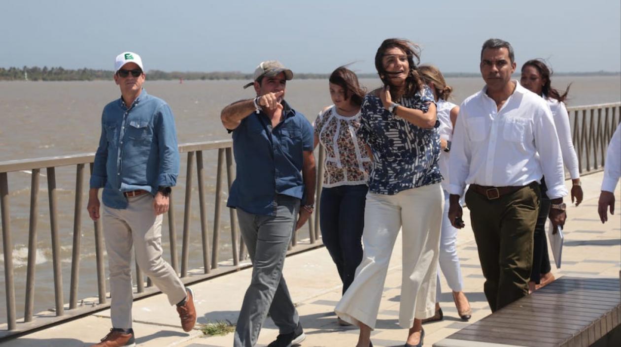 El Alcalde Alejandro Char y la Ministra de Transporte Ángela María Orozco, en el Gran Malecón.
