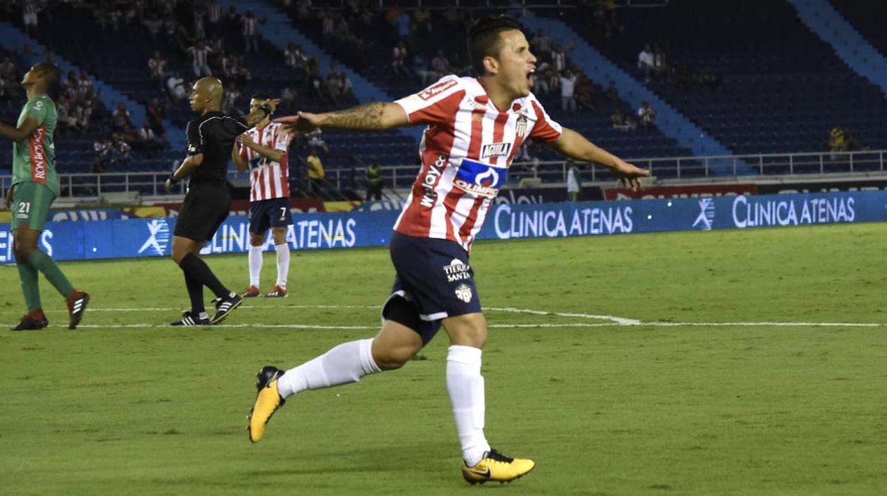Roger Torres celebrando el gol de su debut con la camiseta 'tiburona'.