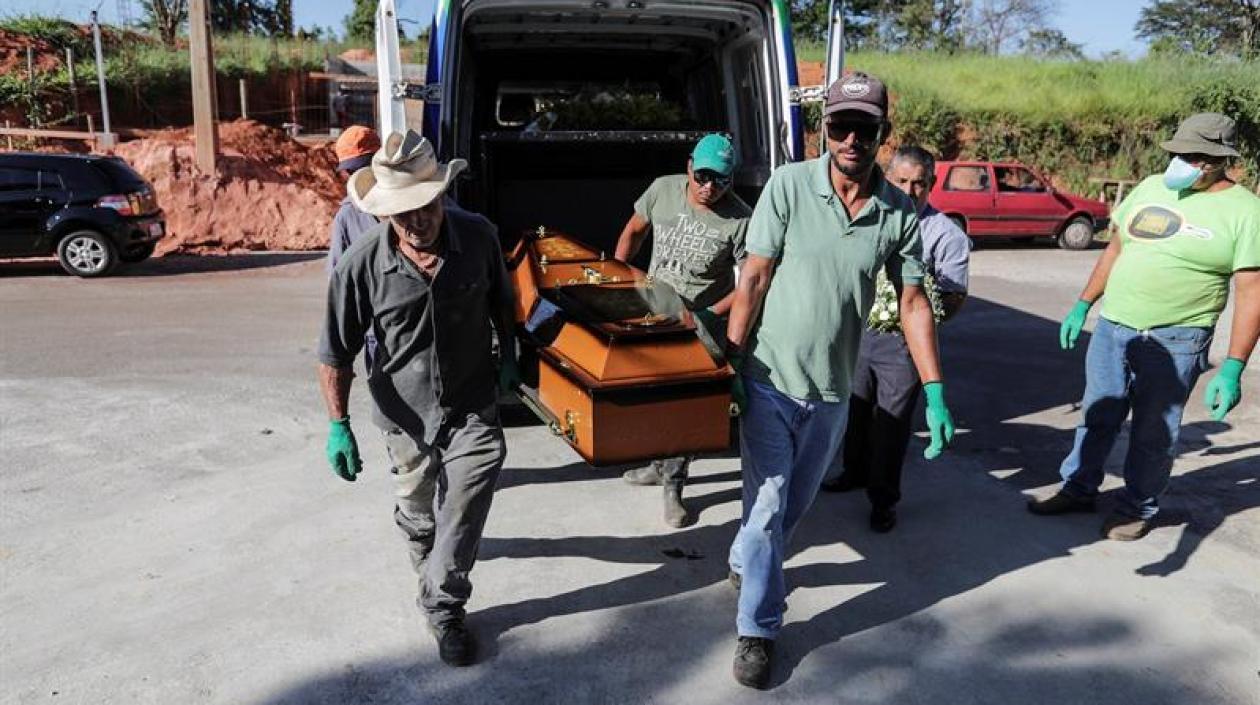Hombres cargan el ataúd de Edgar Carvalho dos Santos, en el cementerio "Parque das Rosas", en Brumadinho (Brasil).
