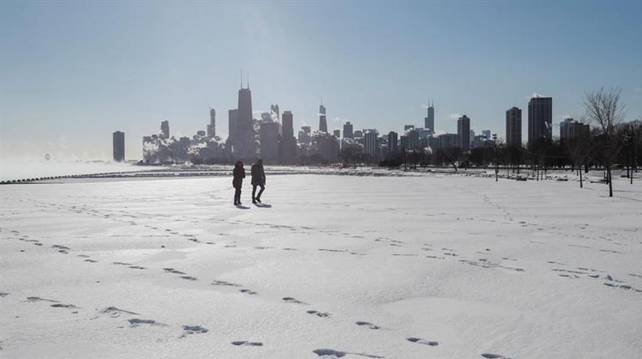 Una pareja pasea por el río Mississippi congelado, en Chicago, Illinois.